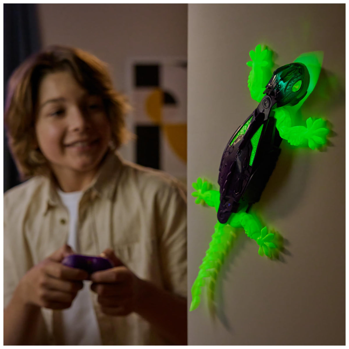 HEX Bots - Glow-in-the-Dark Radio-Controlled Gecko that crawls on the Floor and Walls - Remote Controlled Lizard with Luminous Eyes - Easy Control