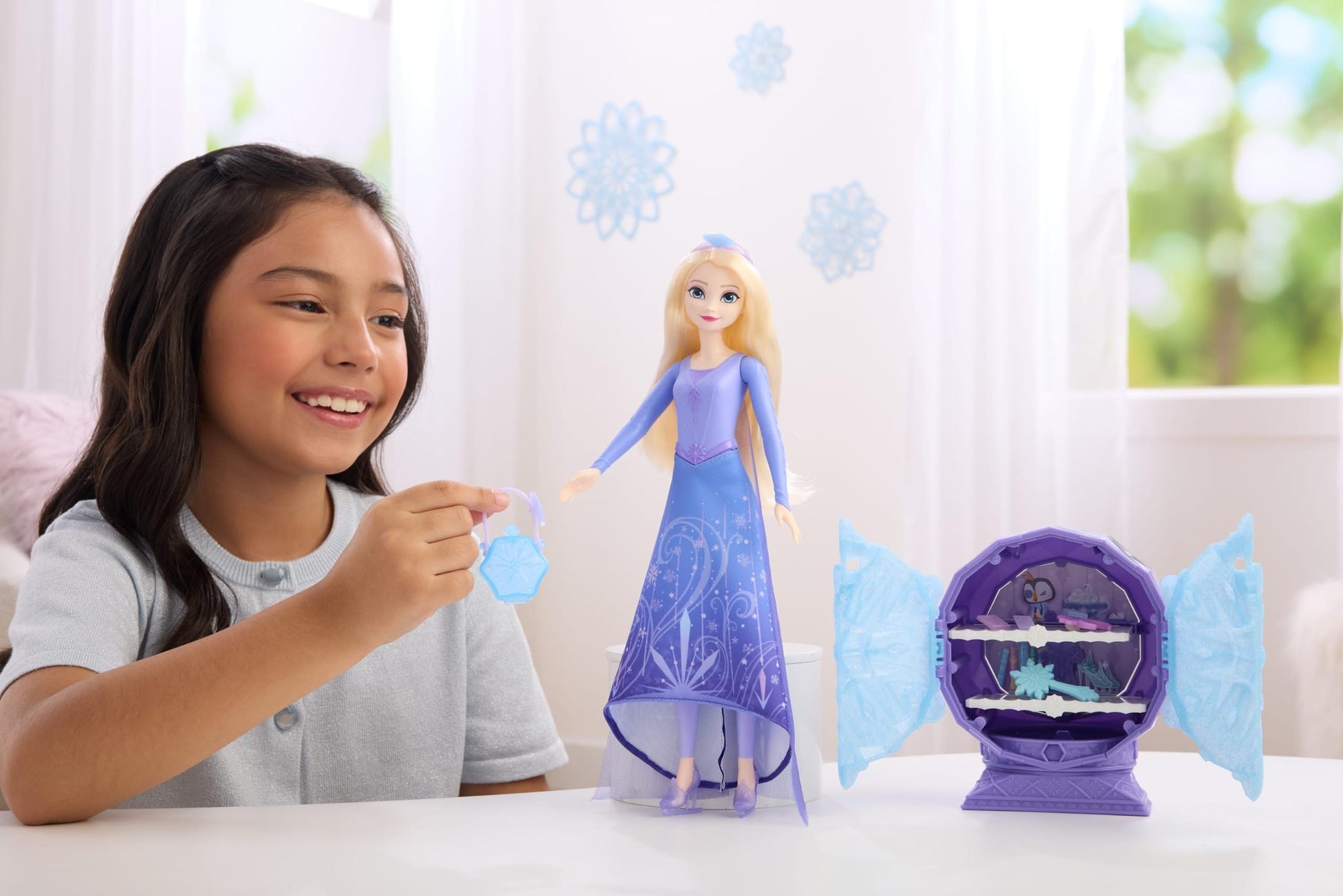 Mattel Disney Frozen Elsa Ice Skating Fashion Doll & Accessories with 8 Surprises, Including Snowflake Gem Box, Ring for Child & Play Pieces