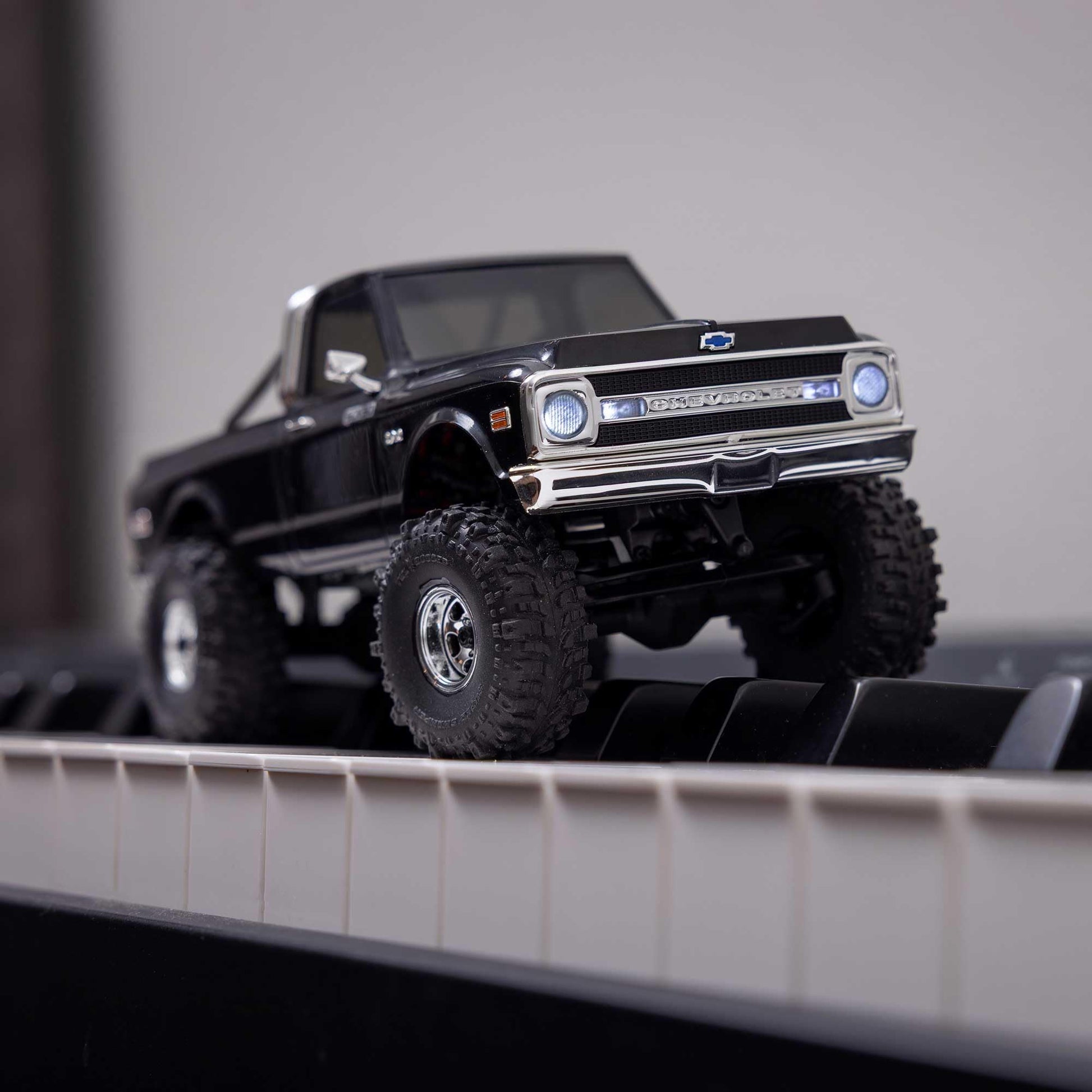 Axial SCX30 Chevrolet K10 4X4 RTR RC Truck 1/30, Black
