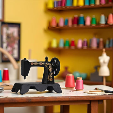 Black 1:12 Mini Lovely Alloy Sewing Machine Miniature Dollhouse Model Decoration Interior Decoration Accessories Convenient