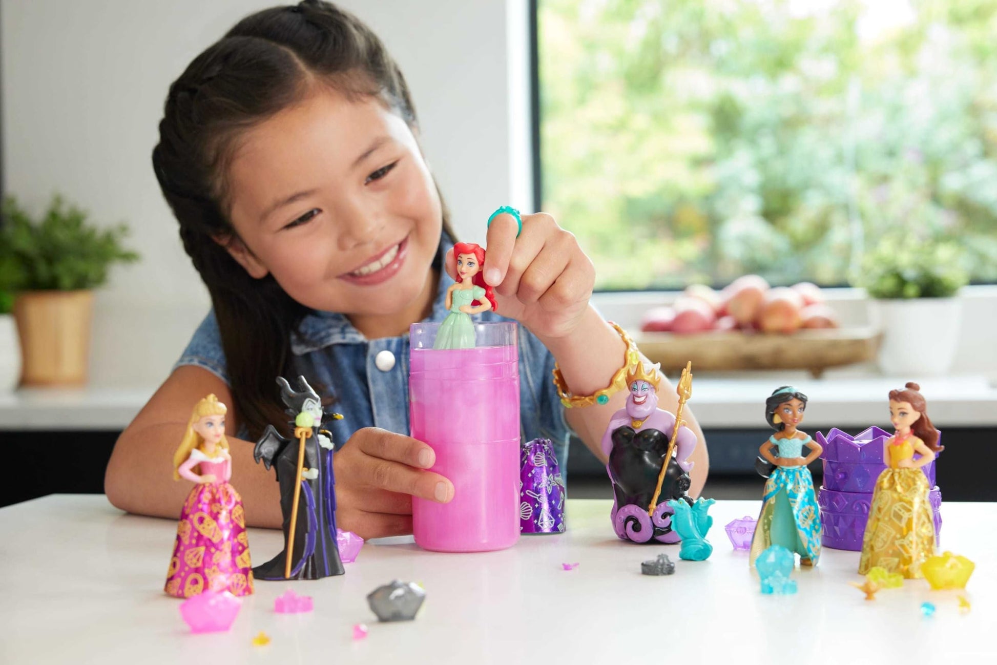 Mattel Disney Princess Toys, Small Doll Surprise, Royal Color Reveal, 6 Surprises Include Doll, Bracelet & 4 Pieces, Princess or Villain Series (Dolls