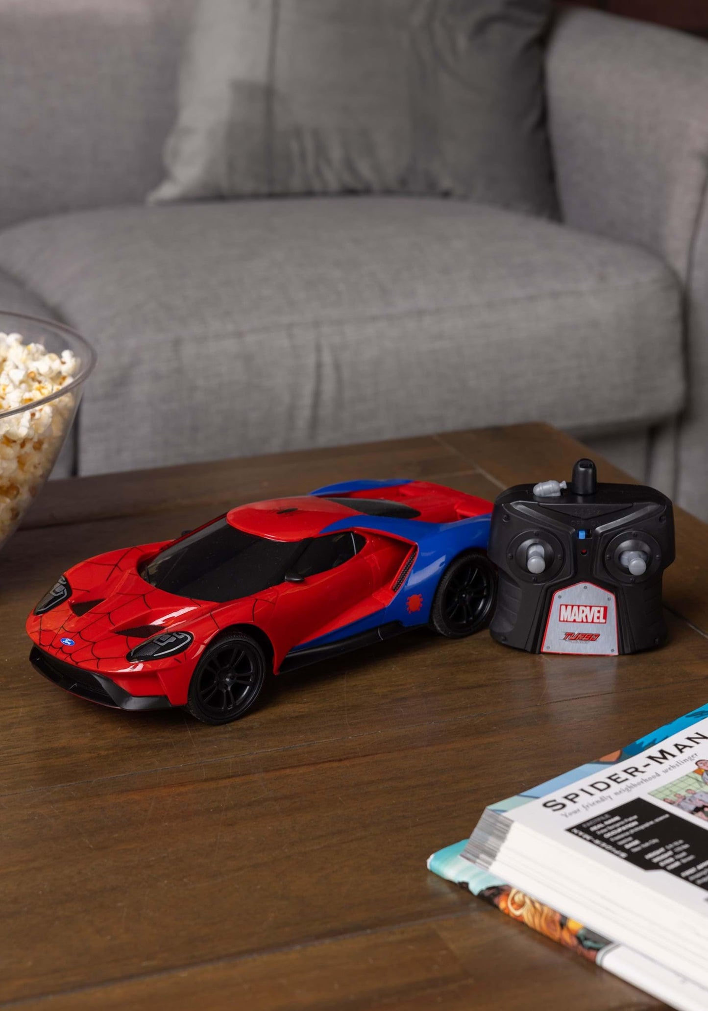 Jada Marvel Spider-Man 2017 Ford GT R/C, 1: 16 Scale with USB Charging, 2.4Ghz & Turbo Boost, Red and Blue