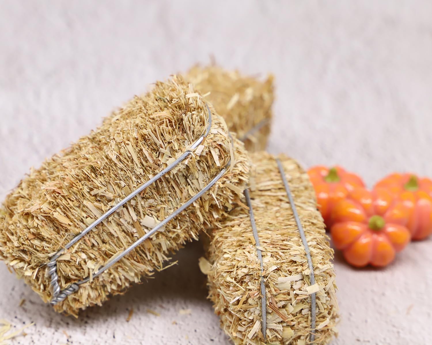 Mini Hay Bale with Pumpkins Set, Miniature Straw Bale, Dollhouse Miniature Hay, for Fall Miniatures, Mini Halloween, Dollhouse, Fairy Garden