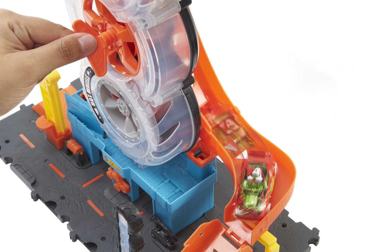Hot Wheels City Super Twist Tire Shop Playset, Spin The Key to Make Cars Travel Through The Tires, Includes 1 Car, Gift for Kids 4 to 8 Years Old
