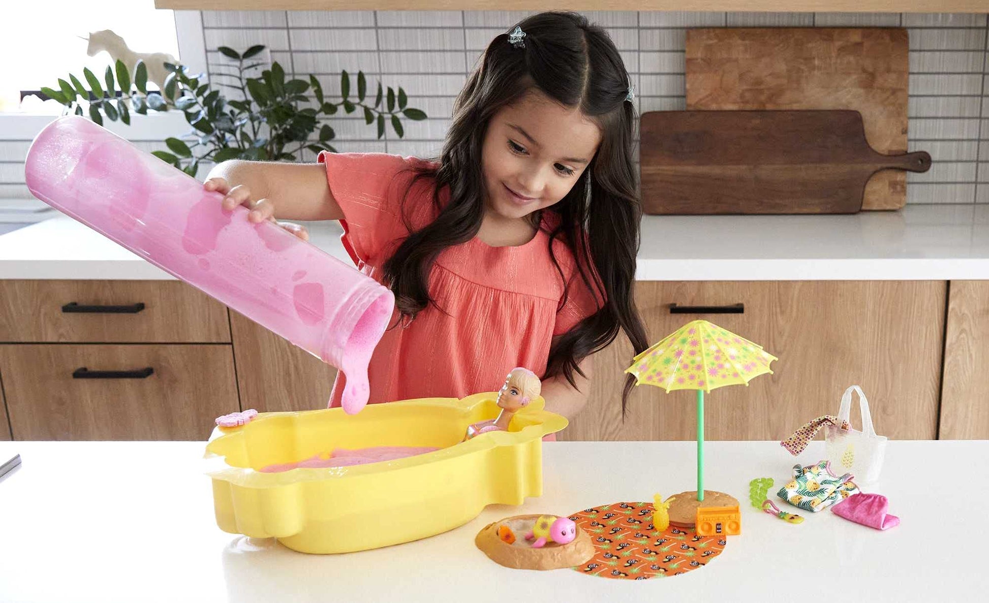 Barbie Color Reveal Foam! Doll & Pet Friend with 25 Surprises: Scented Bubble Solution, Outfits, Hair Extension, Accessories, Kid Bracelet & Charm
