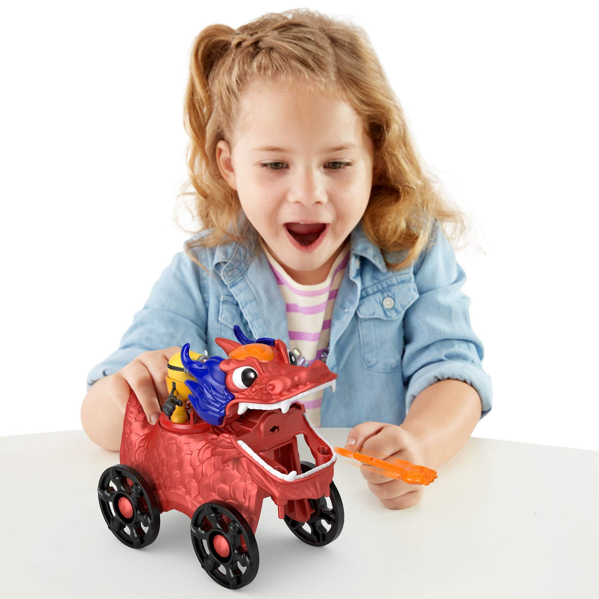 Fisher-Price Imaginext Minions Dragon Disguise Push-Along Dragon Vehicle with Minion Figure for Preschool Kids Ages 3-8 Years