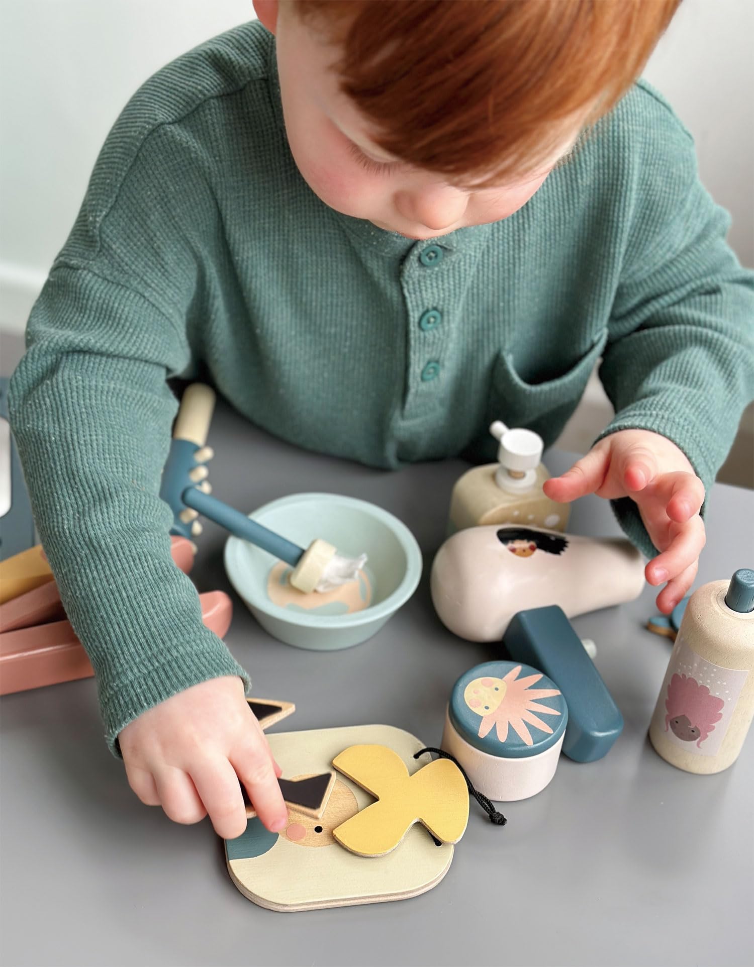 Tender Leaf Toys - Hair Salon - 21 Piece Pretend Play Wooden Hair Cutting Kit, Hairdresser Kit, Hair Styling Set with Tilting Mirror - Encourages