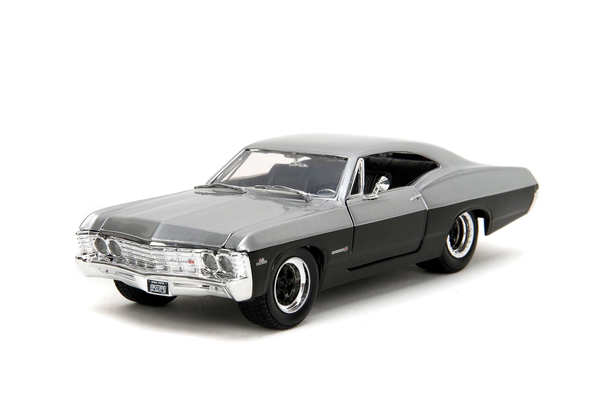 Jada Toys Bigtime Muscle 1:24 1967 Chevrolet Impala SS - Opening Doors, Hood, Trunk, Rubber Tires(Candy Silver/Black)