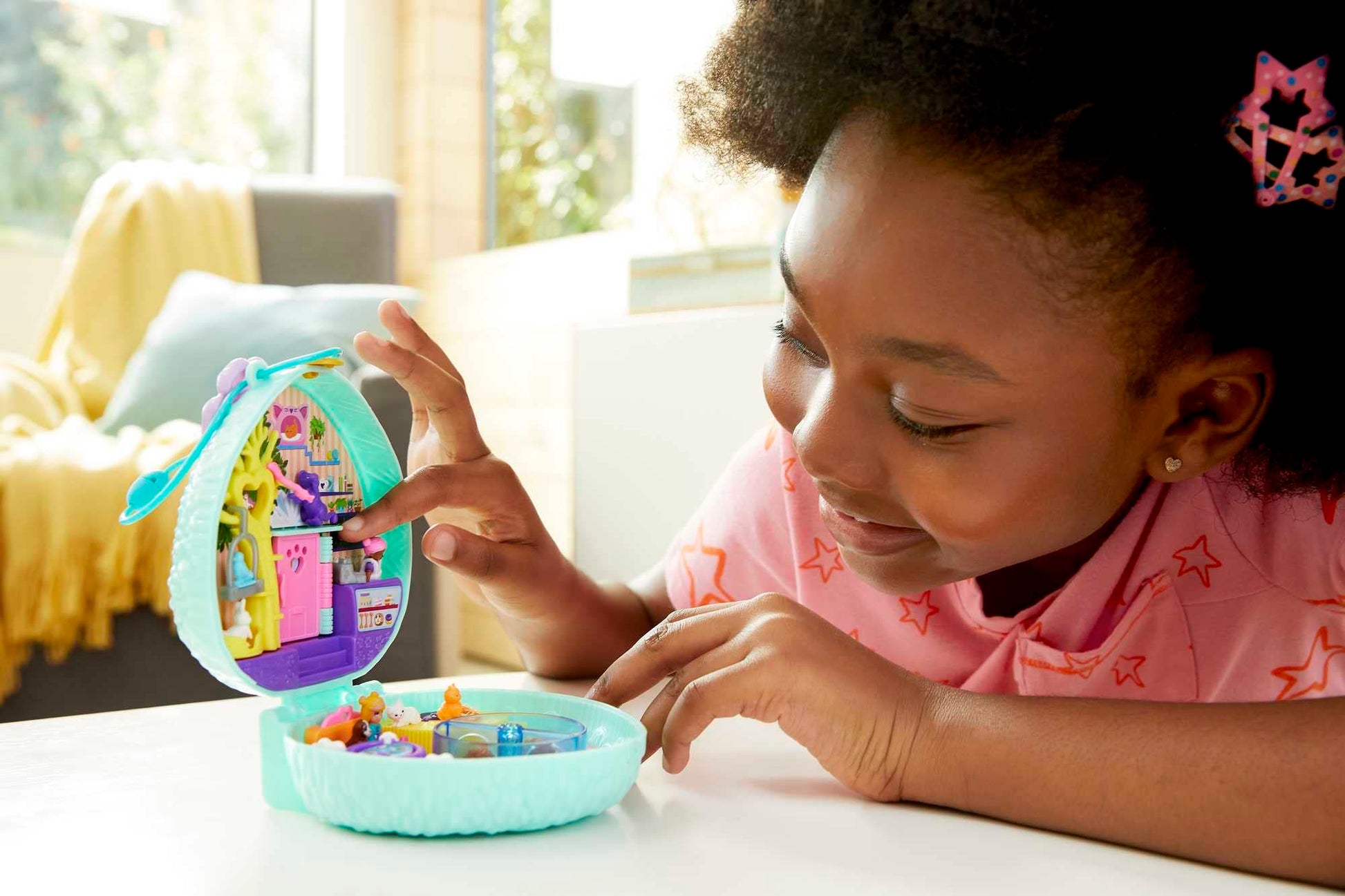 Polly Pocket Compact Playset, Hedgehog Cafe with 2 Micro Dolls & Accessories, Travel Toys with Surprise Reveals