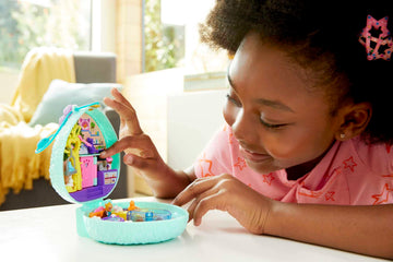 Polly Pocket Compact Playset, Hedgehog Cafe with 2 Micro Dolls & Accessories, Travel Toys with Surprise Reveals