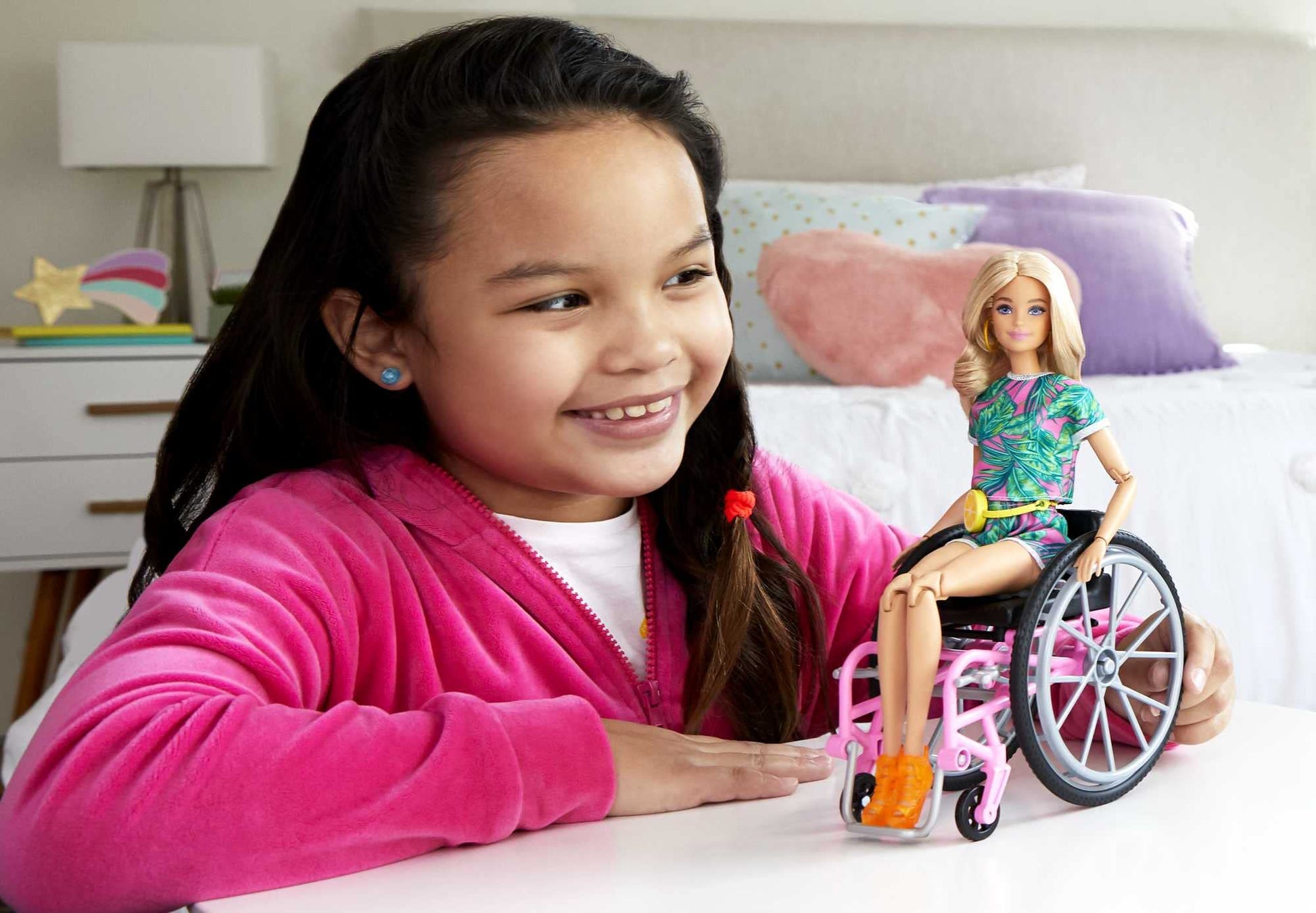 Barbie Fashionistas Doll #165 with Wheelchair & Ramp, Wavy Blonde Hair & Tropical-Print Outfit with Accessories