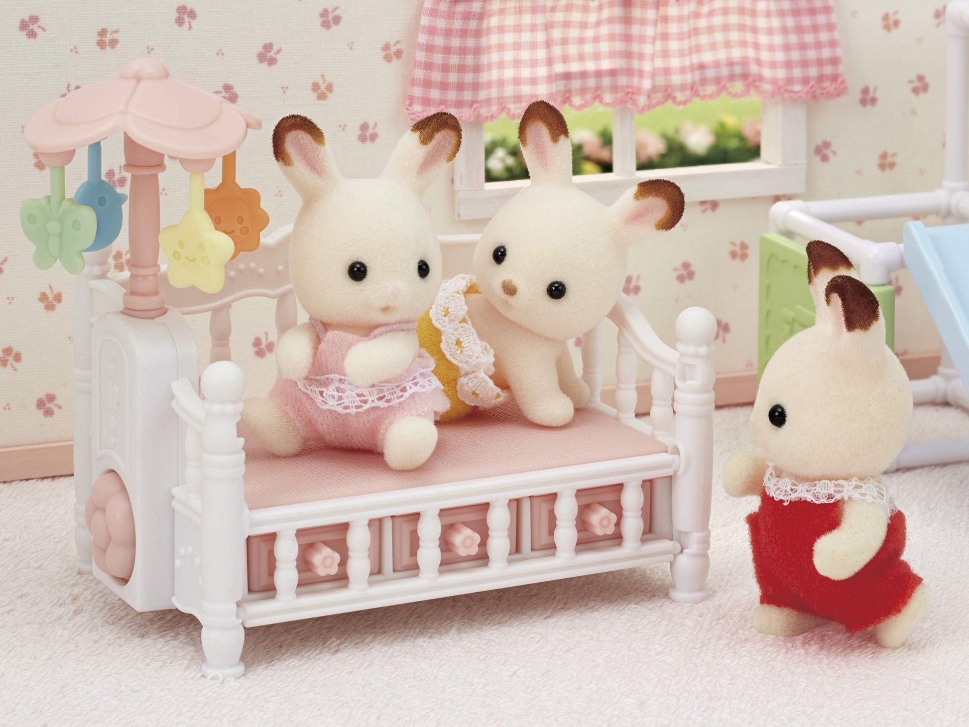 Calico Critters - Crib with Mobile Set - Dollhouse Furniture & Accessories - Kids Pretend Play Toy, Miniature Dollhouse Furniture & Accessories, Ages