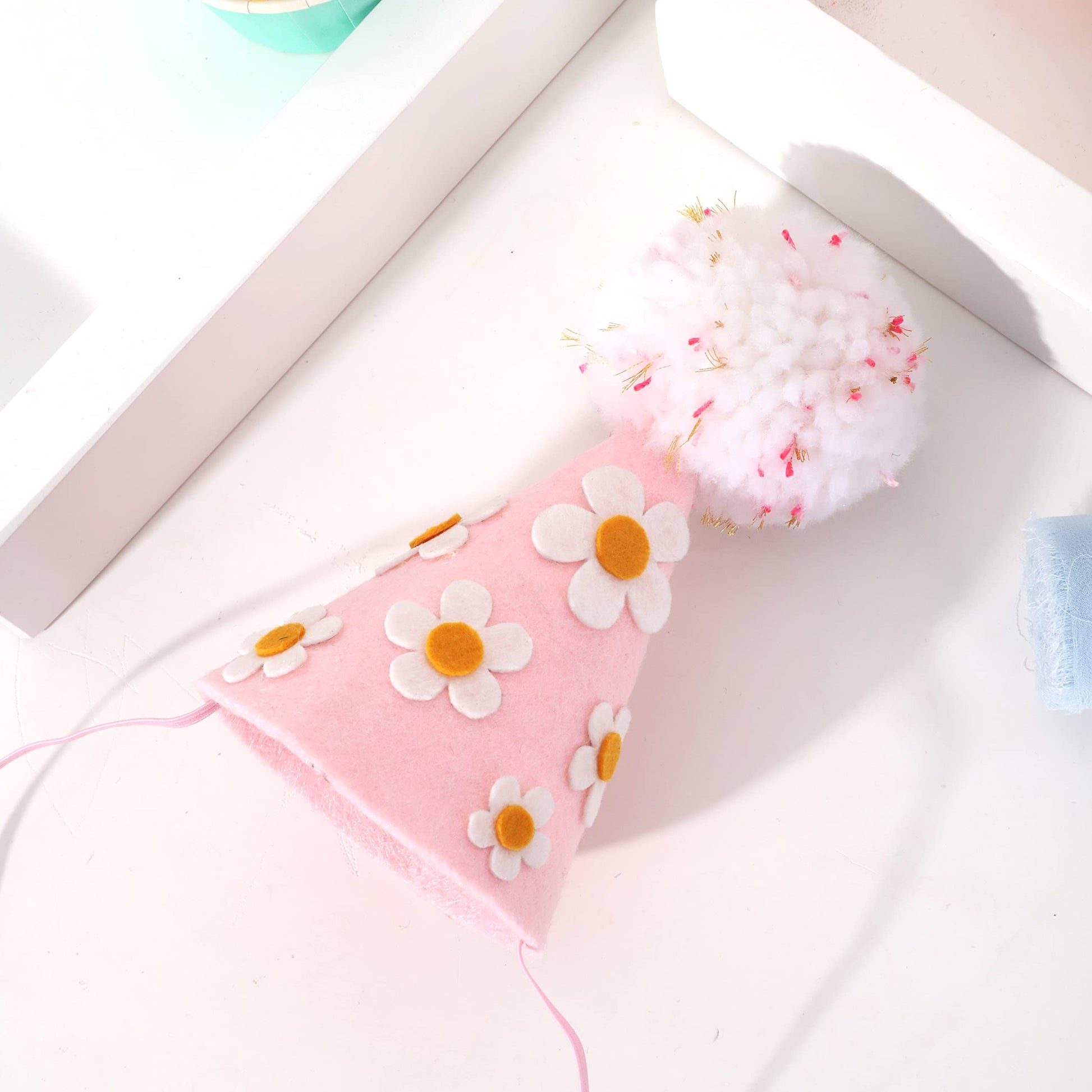 LINLULU Pink Birthday Hat with White Daisy Felt Cloth, Perfect Groovy Party Decorations, Kids Photoshoot Prop, Ages 1-99, Pink