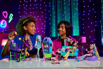 Monster High Student Lounge Playset, Doll House Furniture and Themed Accessories with Two Pets and Working Vending Machine
