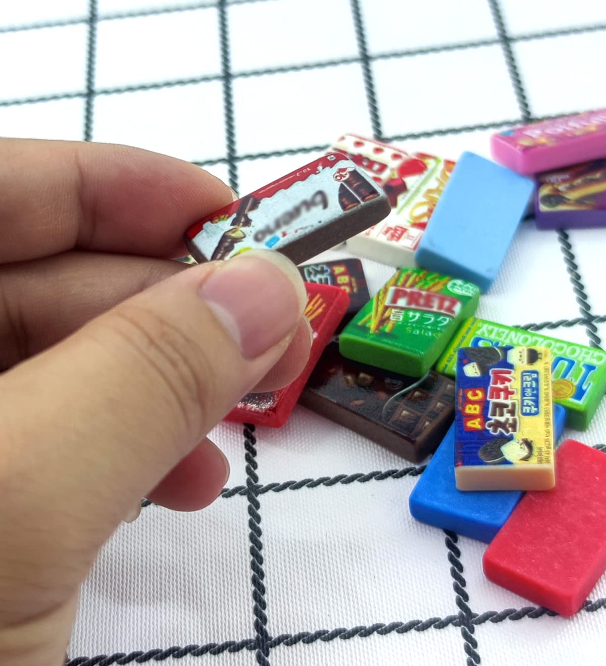 Nuanmu Miniature Drink Bottles Snacks Food Cake Dollhouse Decorations Pretend Play Kitchen Game Party Toys (Candy)