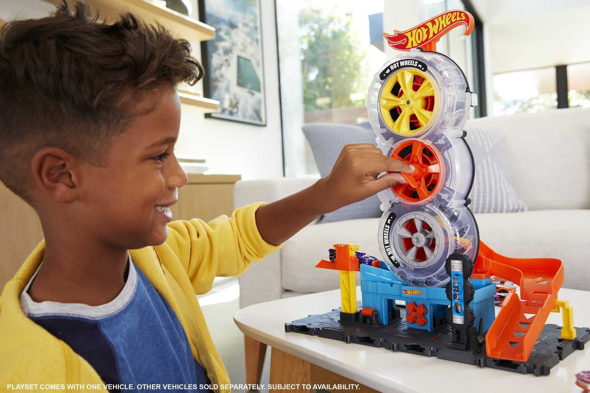 Hot Wheels City Super Twist Tire Shop Playset, Spin The Key to Make Cars Travel Through The Tires, Includes 1 Car, Gift for Kids 4 to 8 Years Old