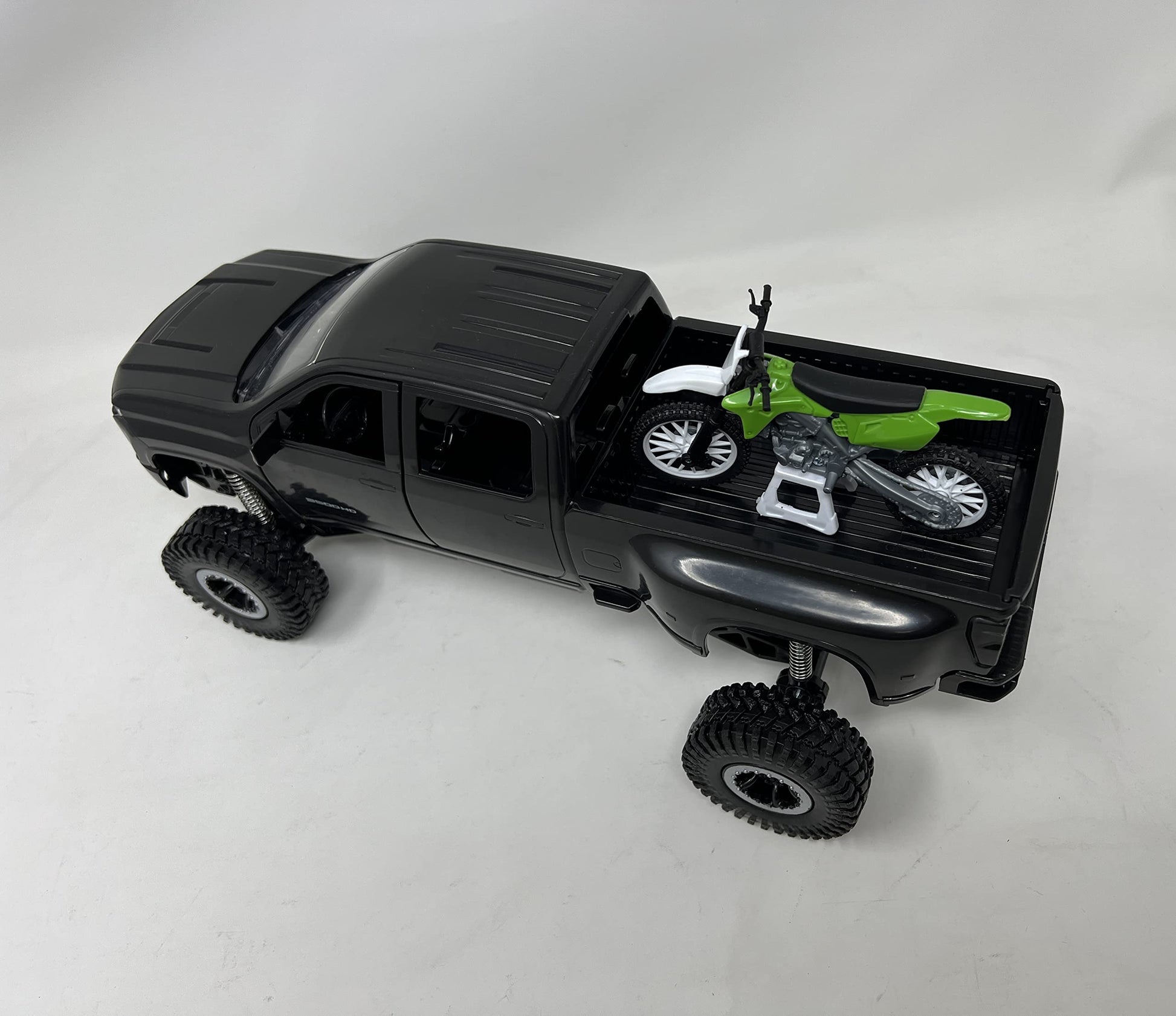 New-Ray X-Treme Adventure Chevrolet 3500 HD Off Road with Dirt Bike Playset