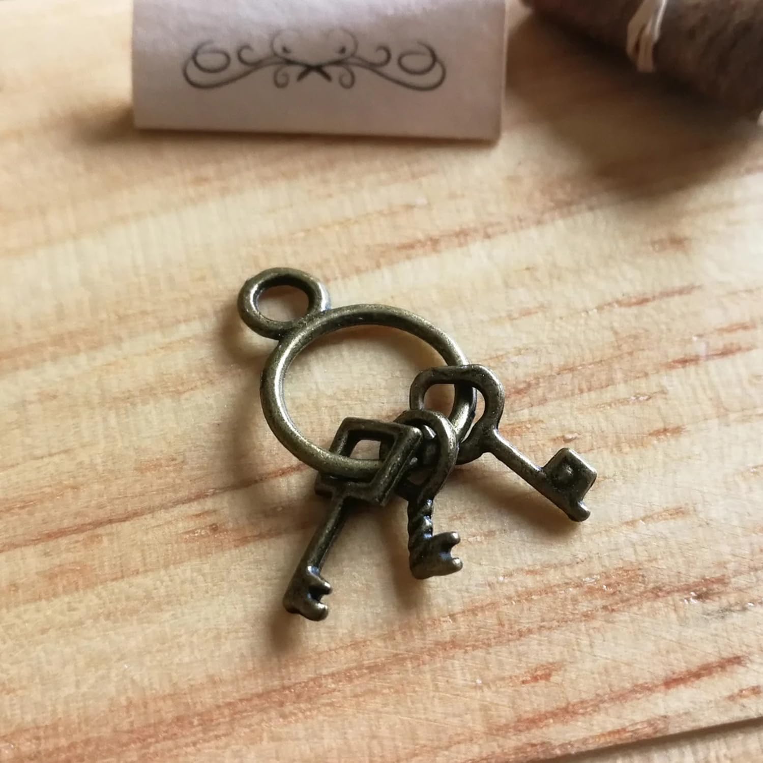 Dollhouse Miniature Key, 1:6 Scale Tiny Key Pendants, Set of Three Skeleton Keys, Miniatures Metal Keys, for Dollhouse Miniature Making Crafts (5PCS)