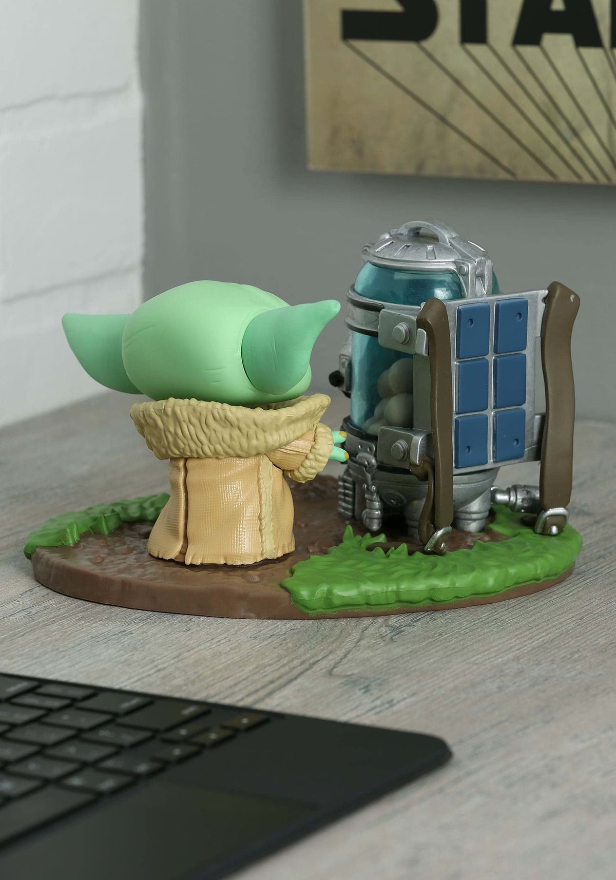 Funko POP! Deluxe: Star Wars: The Mandalorian - Grogu with Canister