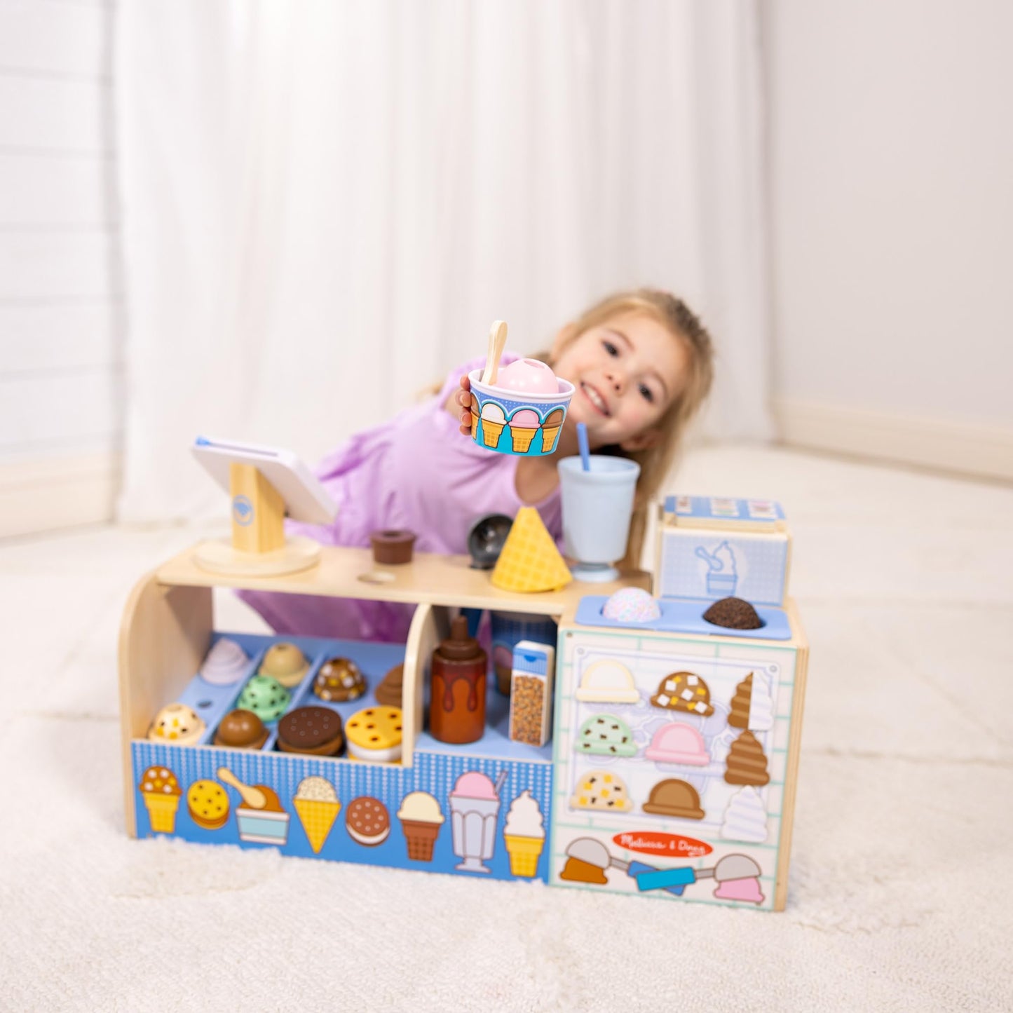 Melissa & Doug Cool Scoops Ice Creamery, Wooden Ice Cream Shop & Counter with Play Food & Play Kitchen Accessories, Preschool Learning Toys for Girls