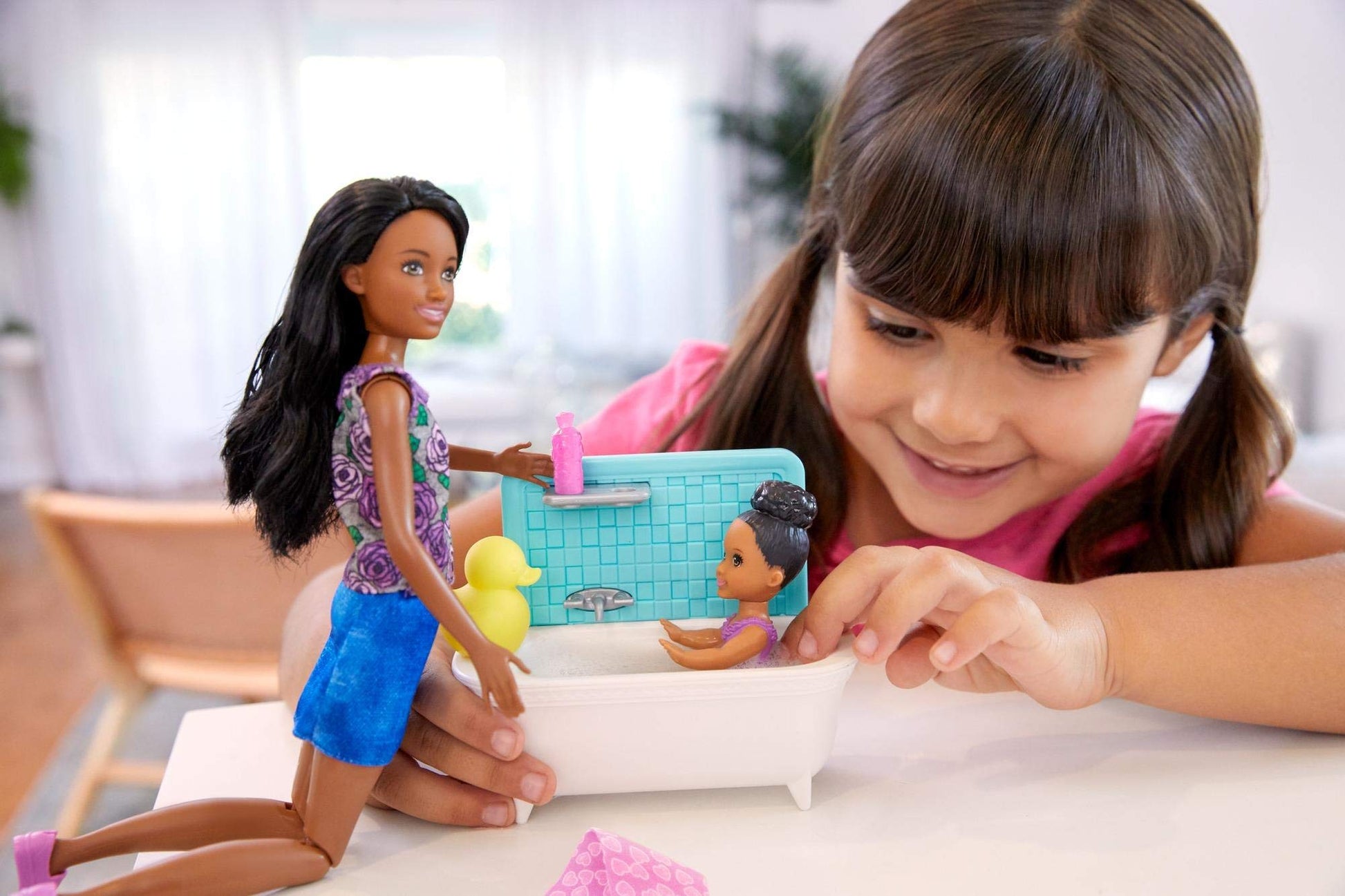 Barbie Skipper Babysitters, Inc. Playset with Bathtub, Babysitting Skipper Doll and Small Toddler Doll with Button to Move Arms and Splash, Plus
