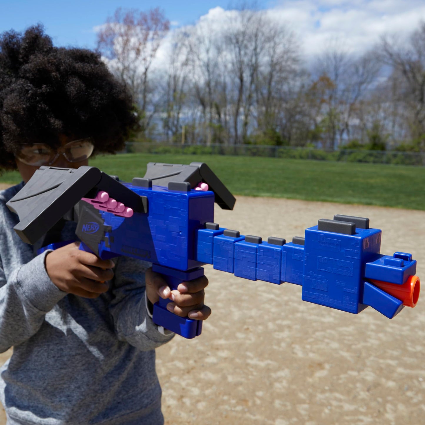 Nerf Minecraft Ender Dragon Blaster, 4-Dart Internal Clip, 12 Elite Foam Darts, Design Inspired by Minecraft Mob in The Game