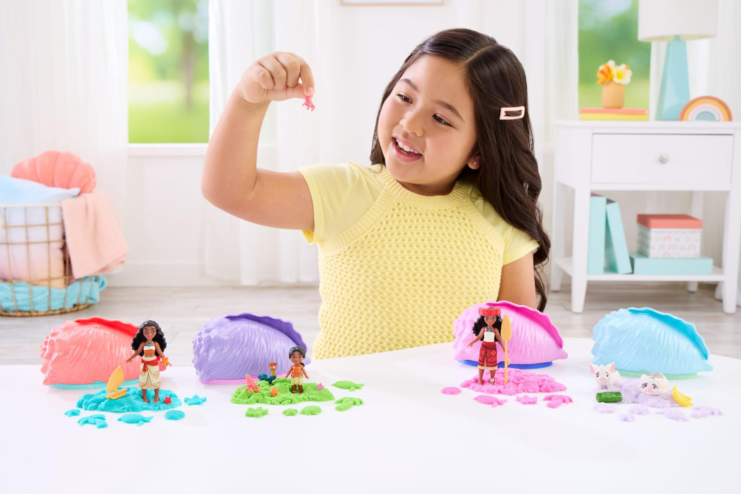 Mattel Disney Moana Surprise Small Doll or Animal Figures with Shell Playset, Moldable Sand & 3 Accessories, Inspired by Movie (Characters May Vary)