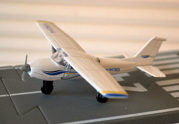 CESSNA 172 SKYHAWK BLUE AND WHITE with RUNWAY PIECE 2015 -RW065 DIECAST NEW MINT ,#G14E6GE4R-GE 4-TEW6W272120