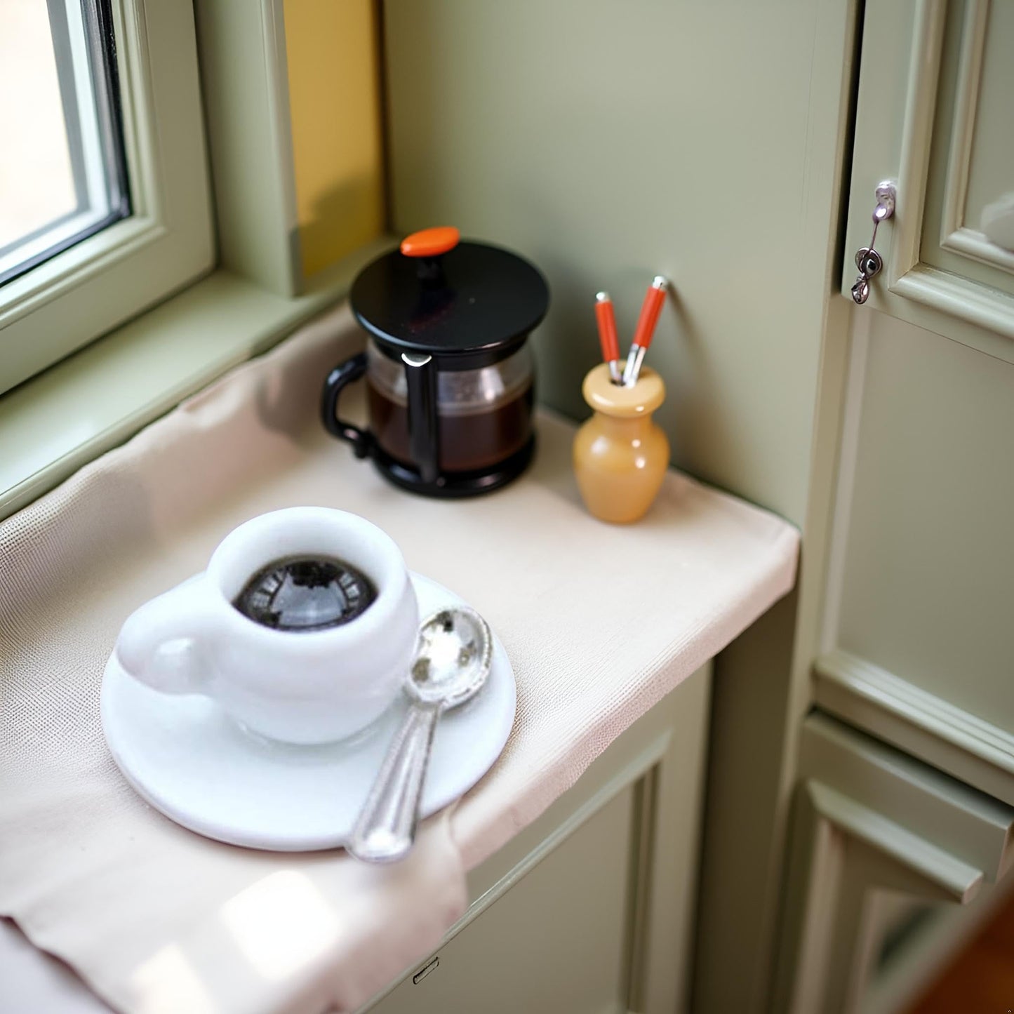1 PC Dollhouse Decoration Accessories, 1:12 Dollhouse Miniature Scene DIY Model Coffee Cup with Spoon Play Toy (14 x 22mm)