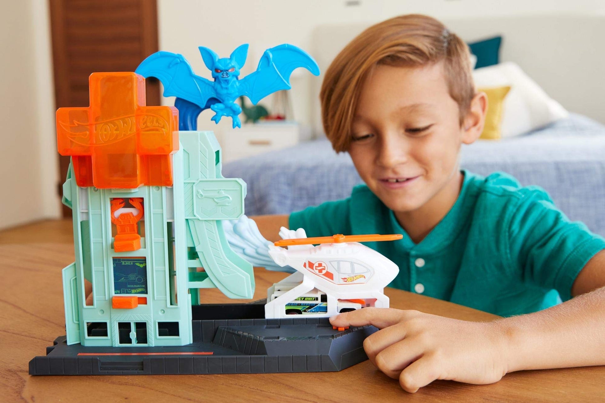 Hot Wheels Creature Attack Playsets, Bat Hospital, Multi (GJK90)