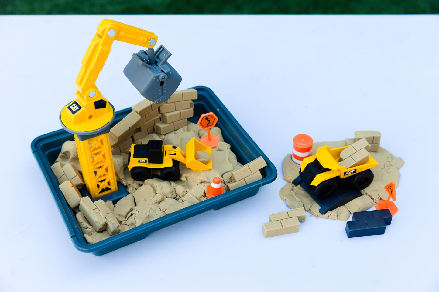 CAT Dig N’ Build Dirt Playset - 12 oz Moldable Dirt Compound, Working Crane, 2 Little Machines Vehicles, Construction Molds & Easy-Cleanup Tray