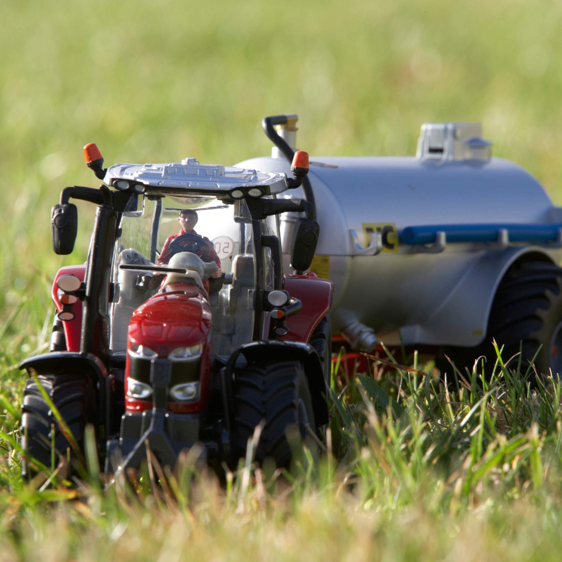 Britains 1:32 Massey Ferguson 6718 S Tractor Toy, Collectable Farm Set Toy Tractors for Children, Toy Tractor Compatible with All 1:32 Scale Farm