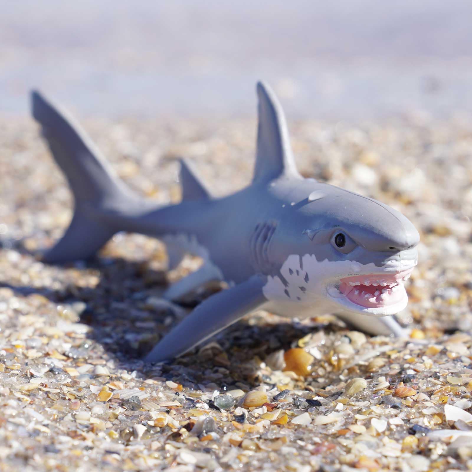 Safari Ltd. Great White Shark Figurine - Detailed 7" Plastic Model Figure - Fun Educational Play Toy for Boys, Girls & Kids Ages 3+
