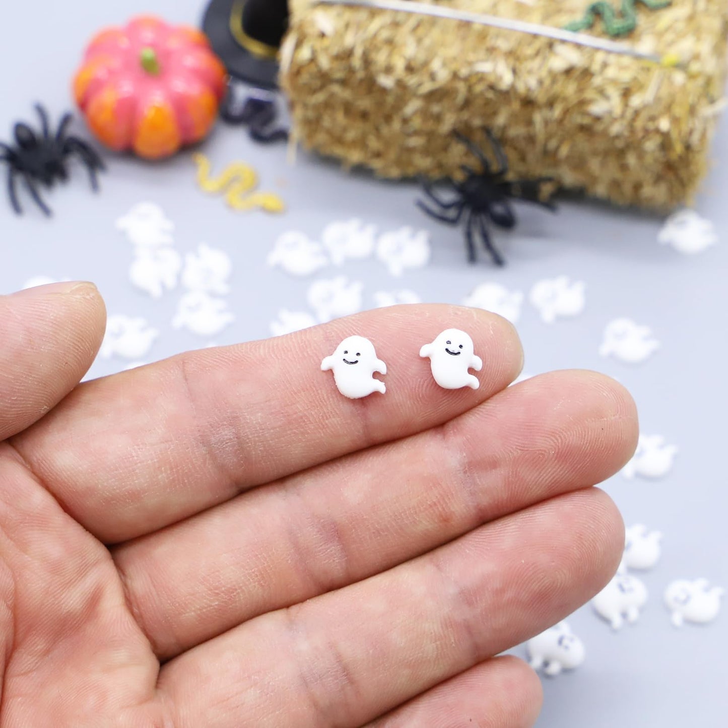 Aorvoras Miniature Ghost, Adorable Glow-in-the-Dark Micro Ghosts Set of 50 - Tiny Resin Ghost, Dollhouse Miniature Ghosts for Crafts and Accessories