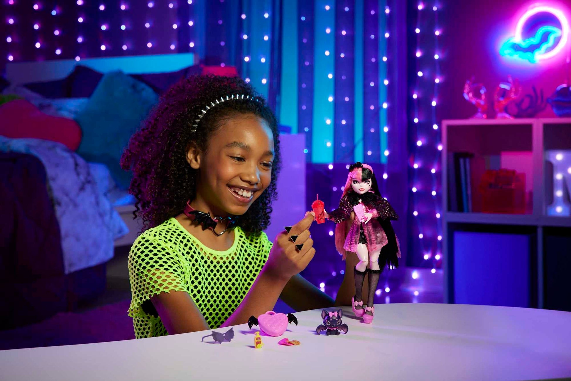 Monster High Doll, Draculaura with Pink & Black Hair in Signature Look with Fashion Accessories & Pet Bat Count Fabulous