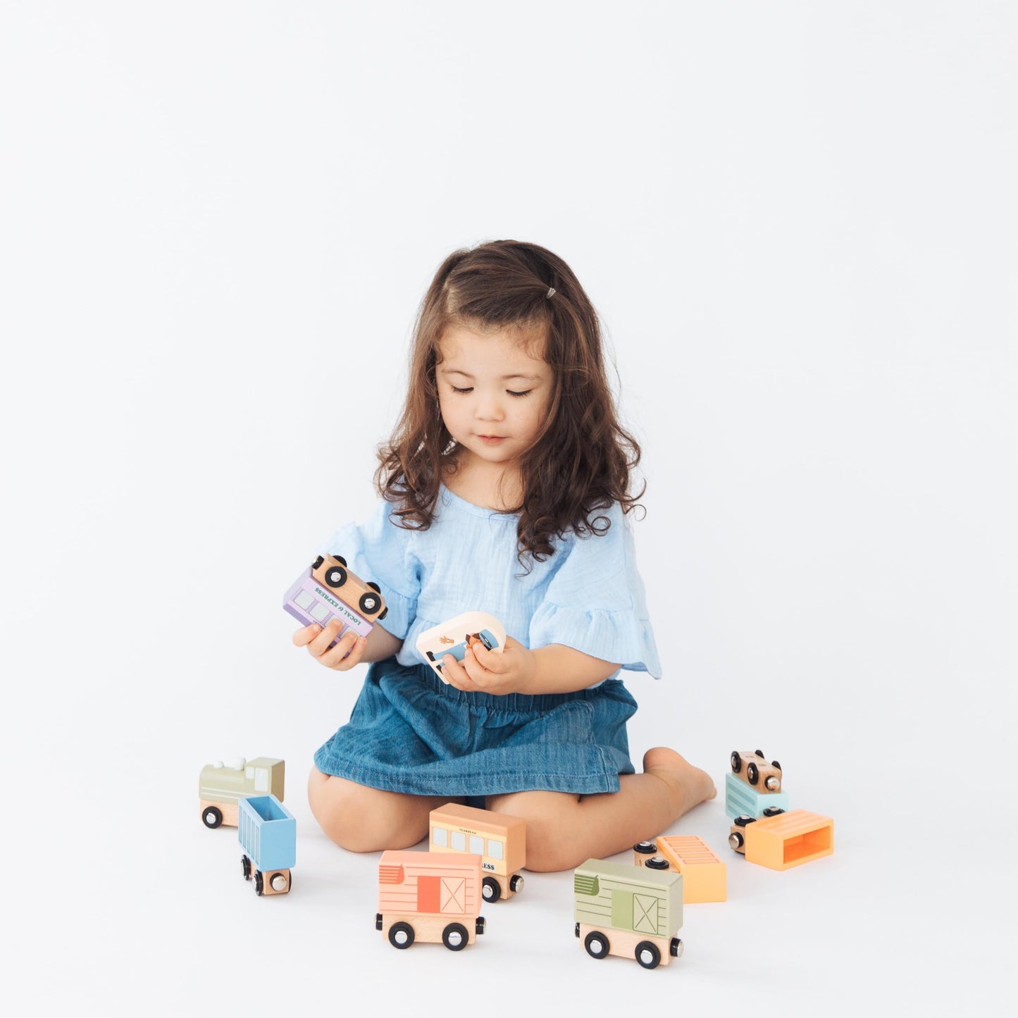 Pearhead Wooden Train Set for Toddlers - 10-Piece Magnetic Train Cars, FSC-Certified Wood, Montessori STEM Toy, Develops Fine Motor Skills, Compatible