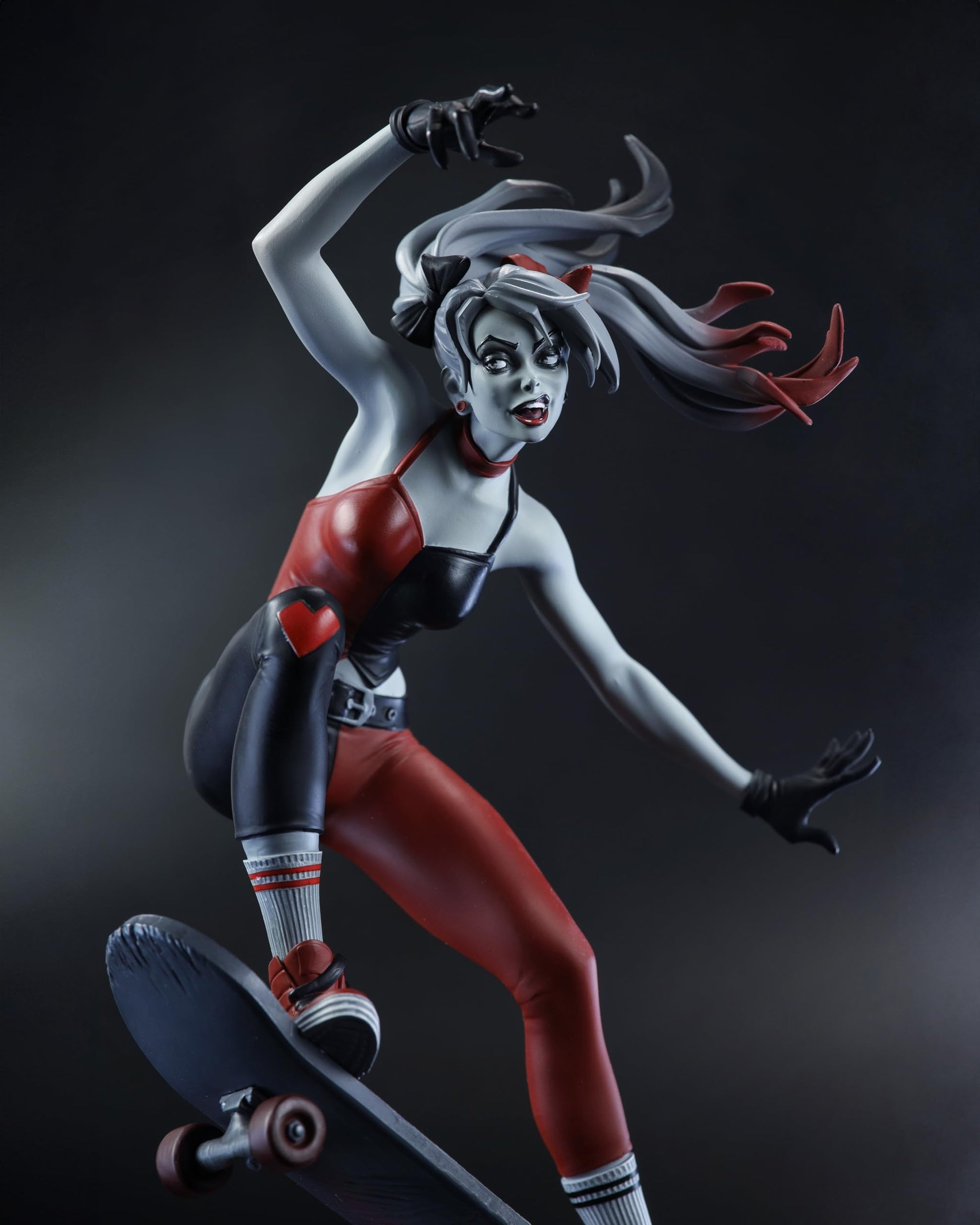 McFarlane Toys - DC Direct Harley Quinn by Ivan Tao (Harley Quinn: Red, White & Black) 1:10 Scale Resin Statue