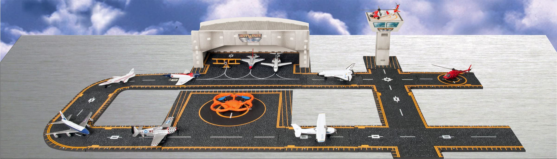 Hot Wings Planes Piper Cherokee with Connectible Runway in Aviation Museums Nationwide
