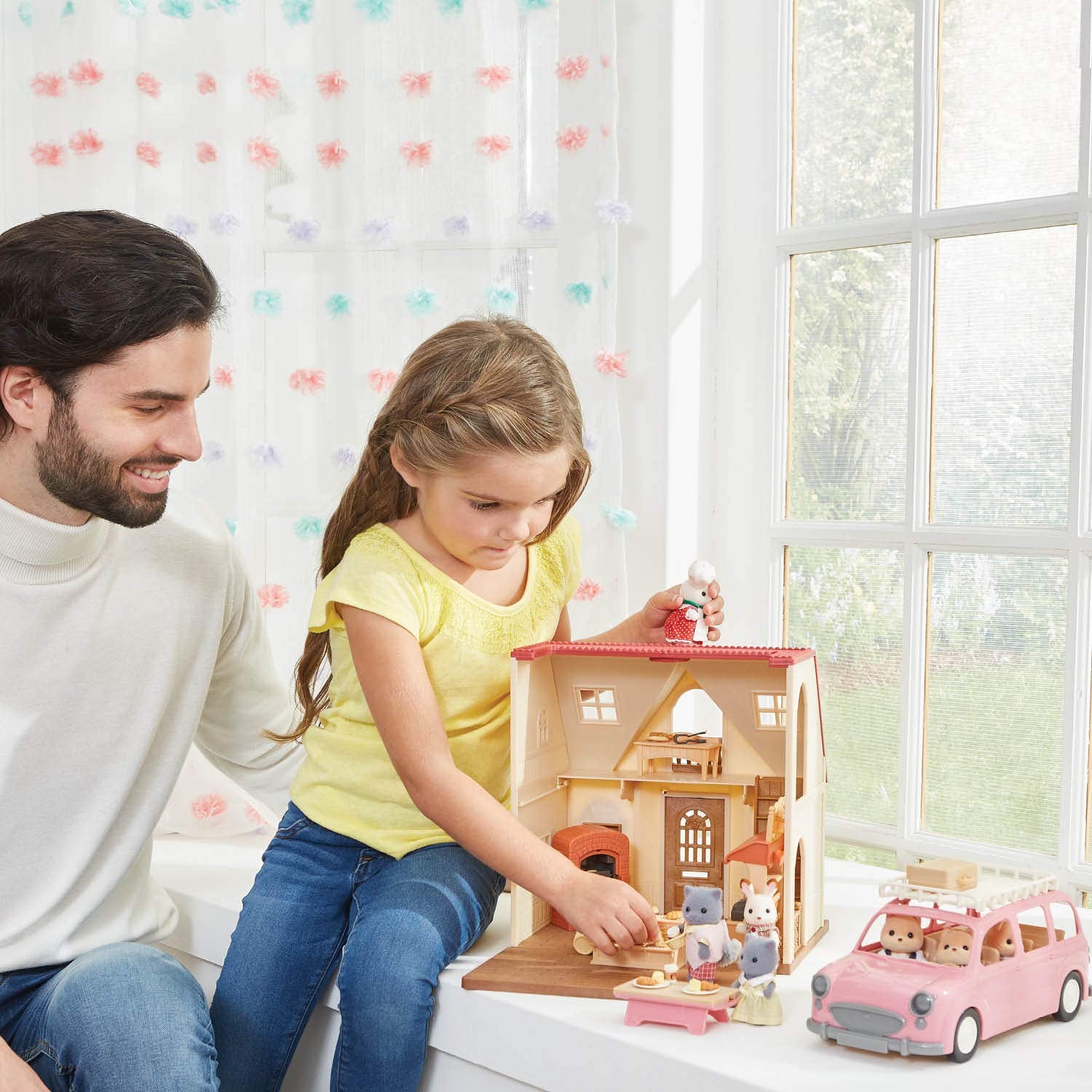 Calico Critters - Family Picnic Van - Family Vehicles - Kids Pretend Play Toy, Miniature Vehicle & Accessories Set, Ages 3+
