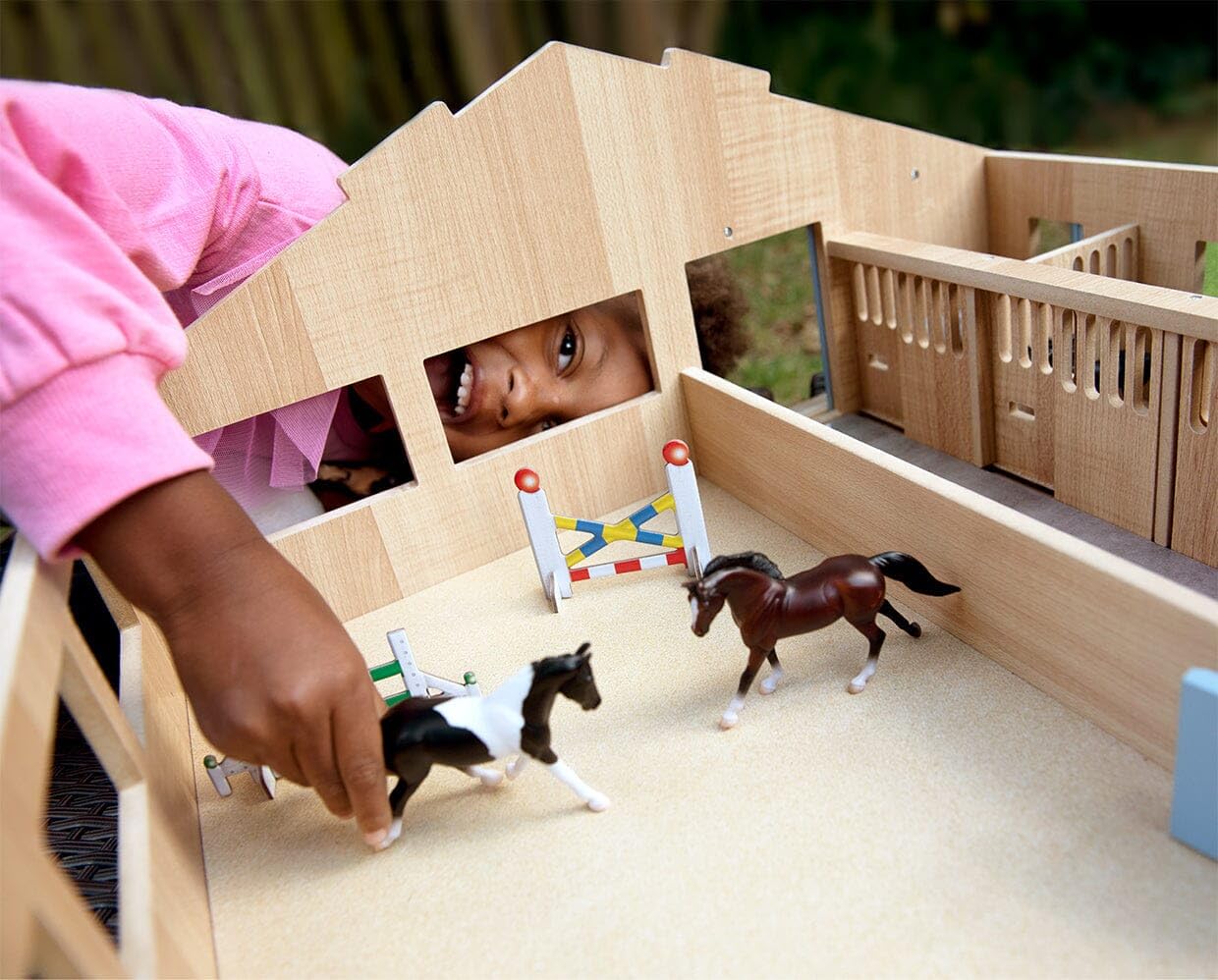 Breyer Horses Breyer Farms Deluxe Arena Stable | 24 Piece Playset | 2 Stablemates Horses Included | 24.25" L x 22" W x 10.5" H | 1:32 Scale | Model