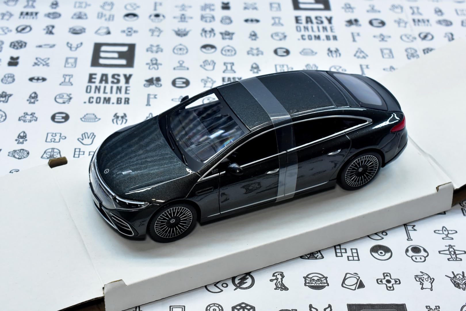 Maisto Mercedes-Benz EQS Gray Metallic Special Edition Series 1/27 Diecast Model Car