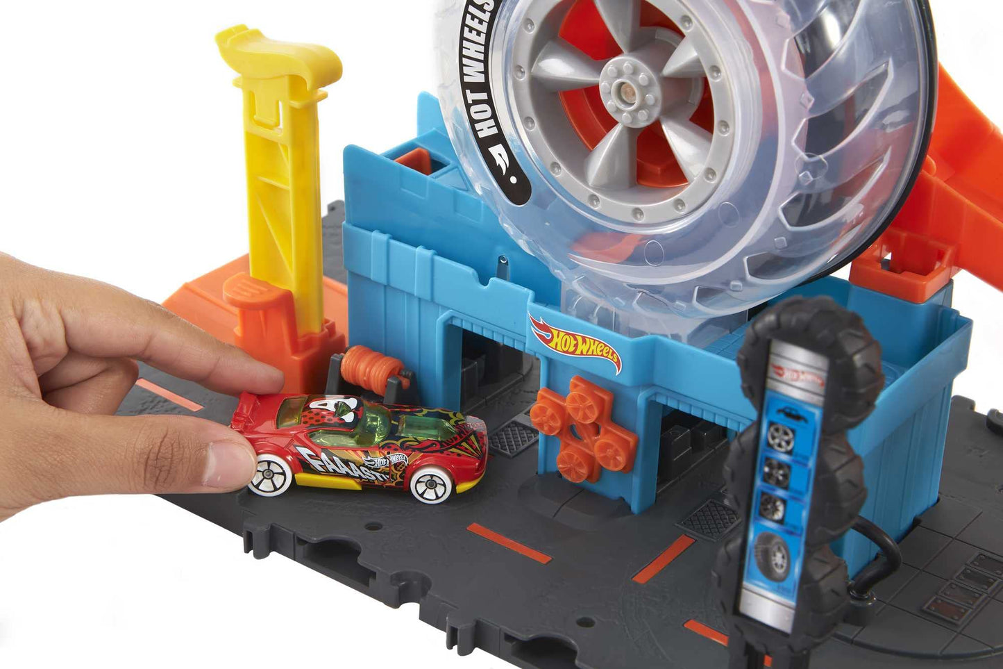 Hot Wheels City Super Twist Tire Shop Playset, Spin The Key to Make Cars Travel Through The Tires, Includes 1 Car, Gift for Kids 4 to 8 Years Old
