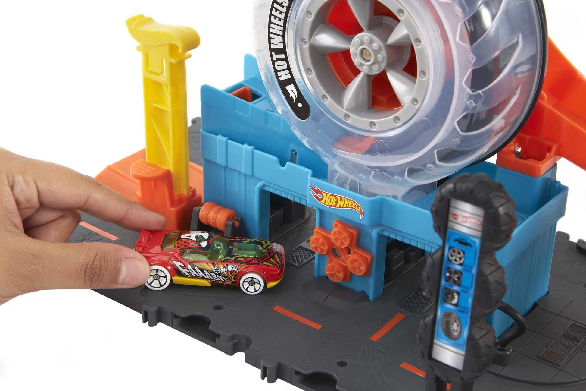 Hot Wheels City Super Twist Tire Shop Playset, Spin The Key to Make Cars Travel Through The Tires, Includes 1 Car, Gift for Kids 4 to 8 Years Old