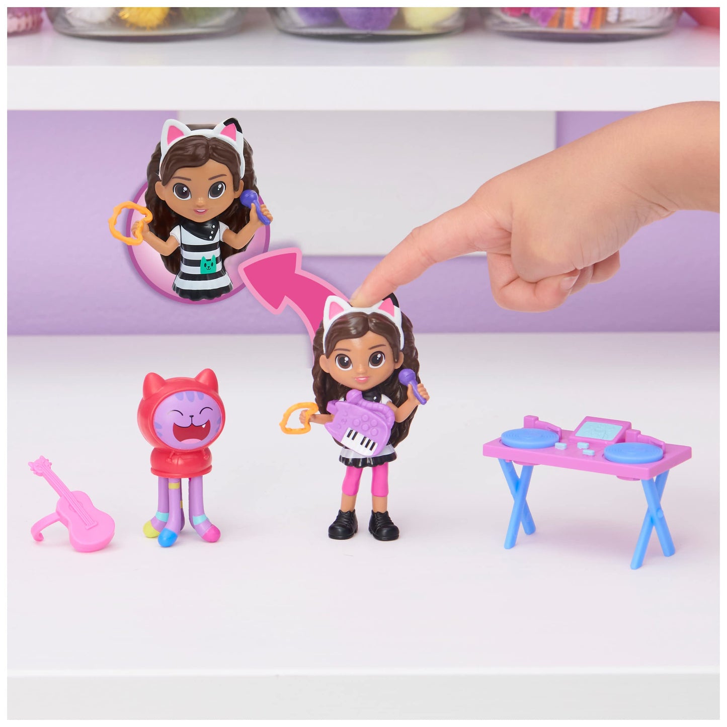 Gabby's Dollhouse 6062027-1 Gabby‘s Dollhouse, Kitty Karaoke Set mit 2 Spielzeugfiguren, 2 Zubehörteilen, Überraschungsbox und Möbelstück