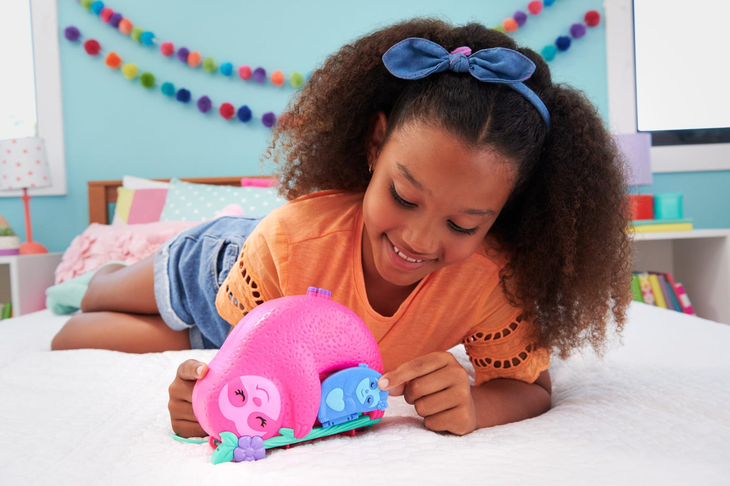 Polly Pocket Playset and Travel Toy with 2 Micro Dolls and 12 Accessories, Animal Toy, Sloth 2-in-1 Purse Compact