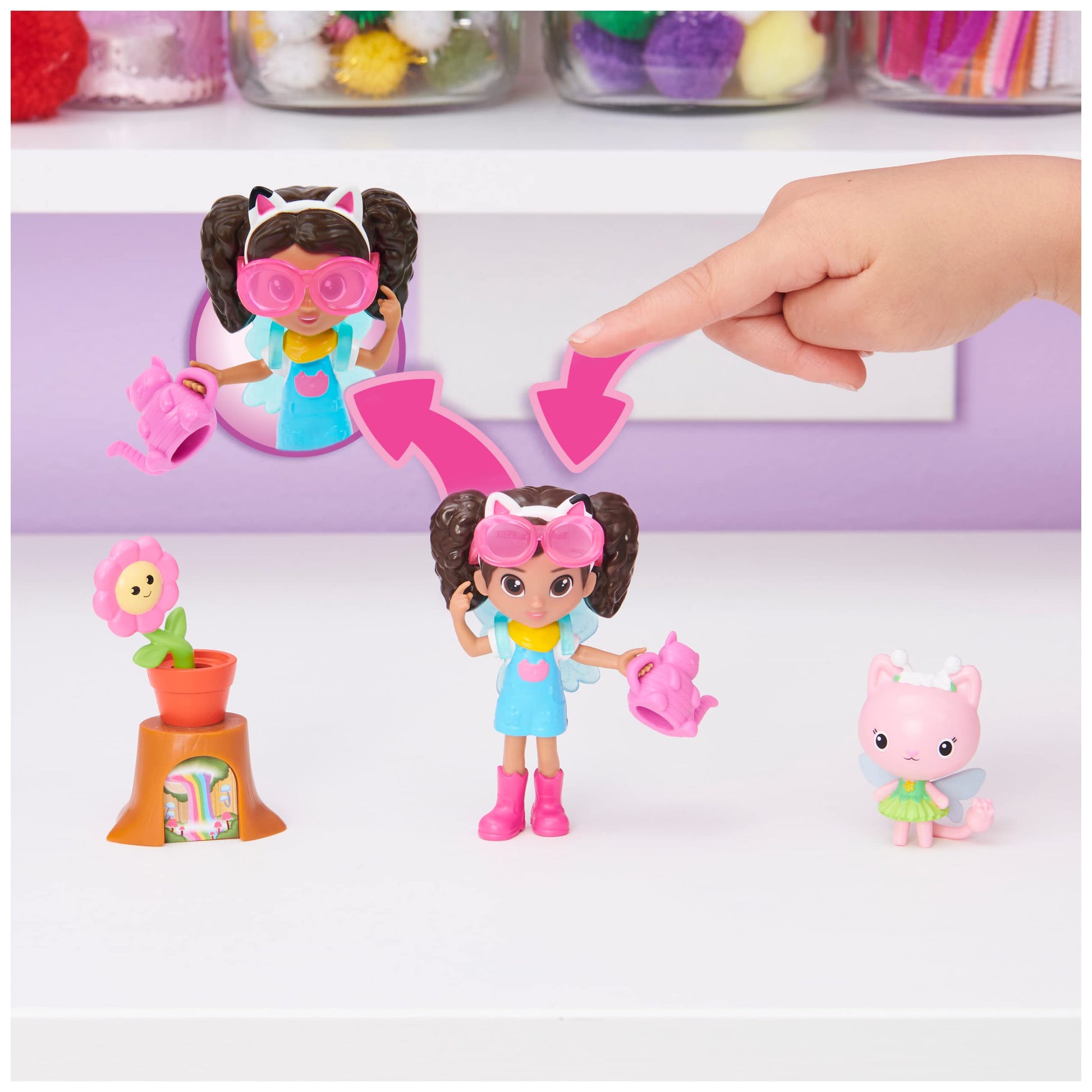 Gabby's Dollhouse 6062026-1 Gabby‘s Dollhouse, Flower-rific Garden Set mit 2 Spielzeugfiguren, 2 Zubehörteilen, Überraschungsbox und Möbelstück