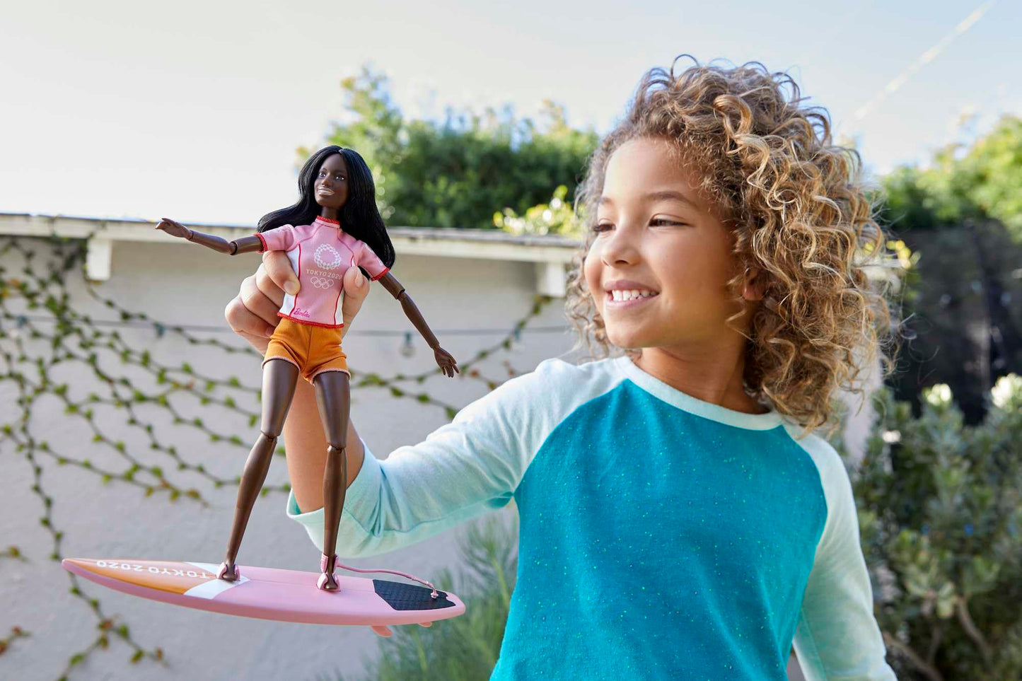 Barbie Olympic Games Tokyo 2020 Surfer Doll with Surf Uniform, Tokyo 2020 Jacket, Medal, Tokyo 2020 Surfboard with Fins for Ages 3 and Up, Multi