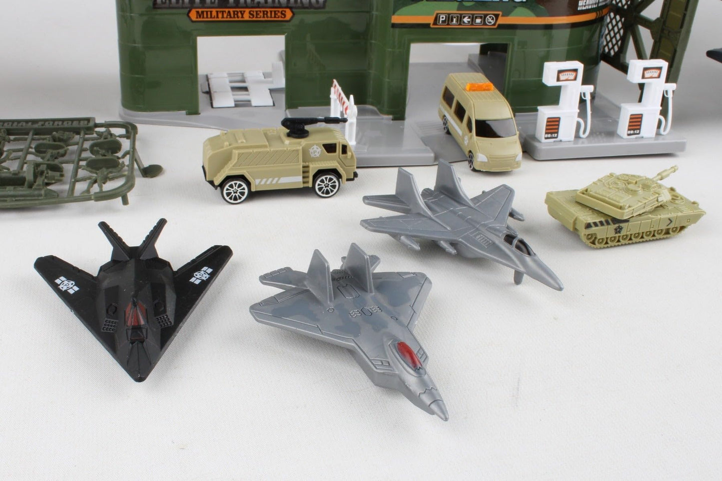 Daron Worldwide Trading Military Base Playset