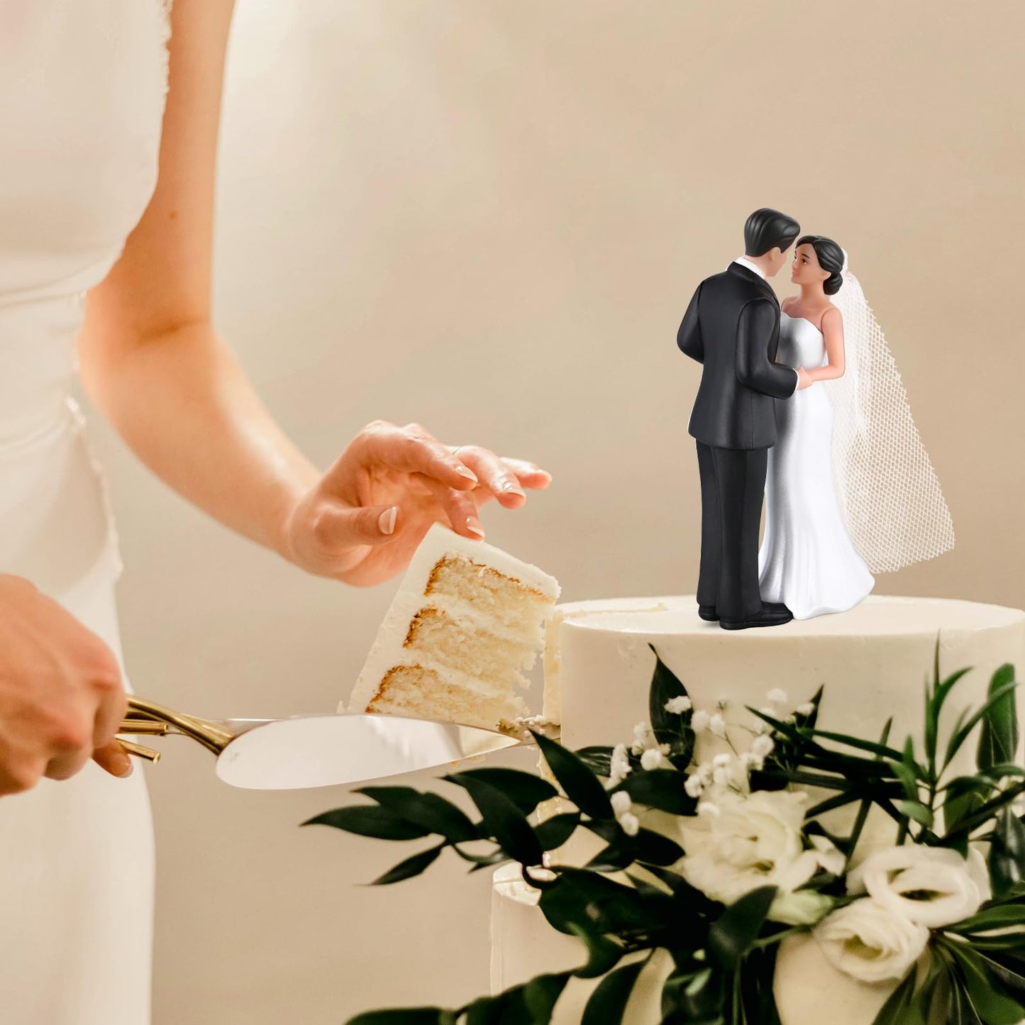 4.5'' Wedding Cake Topper Bride and Groom Figurine, Elegant Romantic Couple Cake Decoration for Wedding Engagement Anniversary Bridal Shower Reception