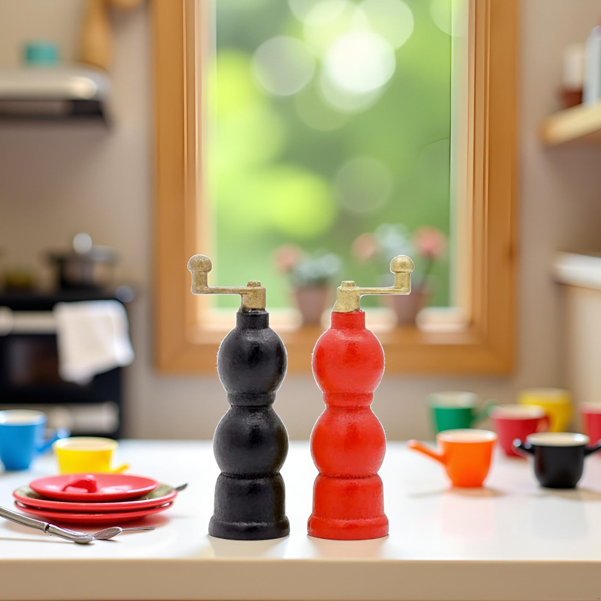 1 Pair of Red and Black 1/6 Miniature Salt and Pepper Grinder Dollhouse Decoration Accessories Salt and Pepper Grinder Miniature Dollhouse Accessories